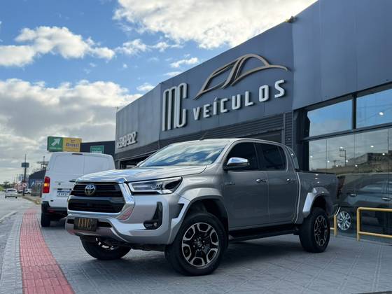 TOYOTA HILUX 2.8 D-4D TURBO DIESEL CD SRX PLUS 4X4 AUTOMÁTICO TOYOTA HILUX 2.8 D-4D TURBO DIESEL CD SRX PLUS 4X4 AUTOMÁTICO